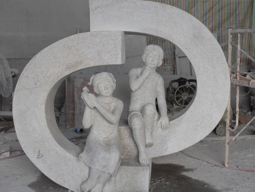 广场雕刻：小孩雕刻高2米，整体石头，手工雕刻，手高3米，2012年制作，地址：定远县公园。