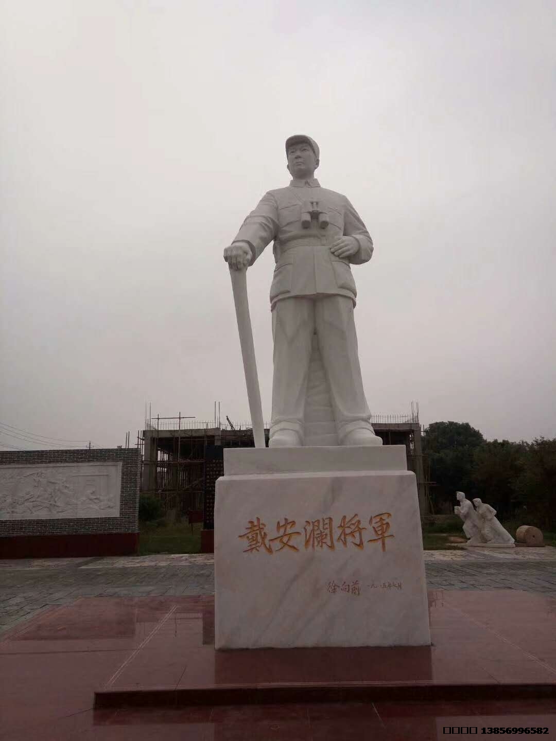 合肥将军雕塑，汉白玉材质，高4米，地址：芜湖市无为县牛埠镇戴安澜广场。