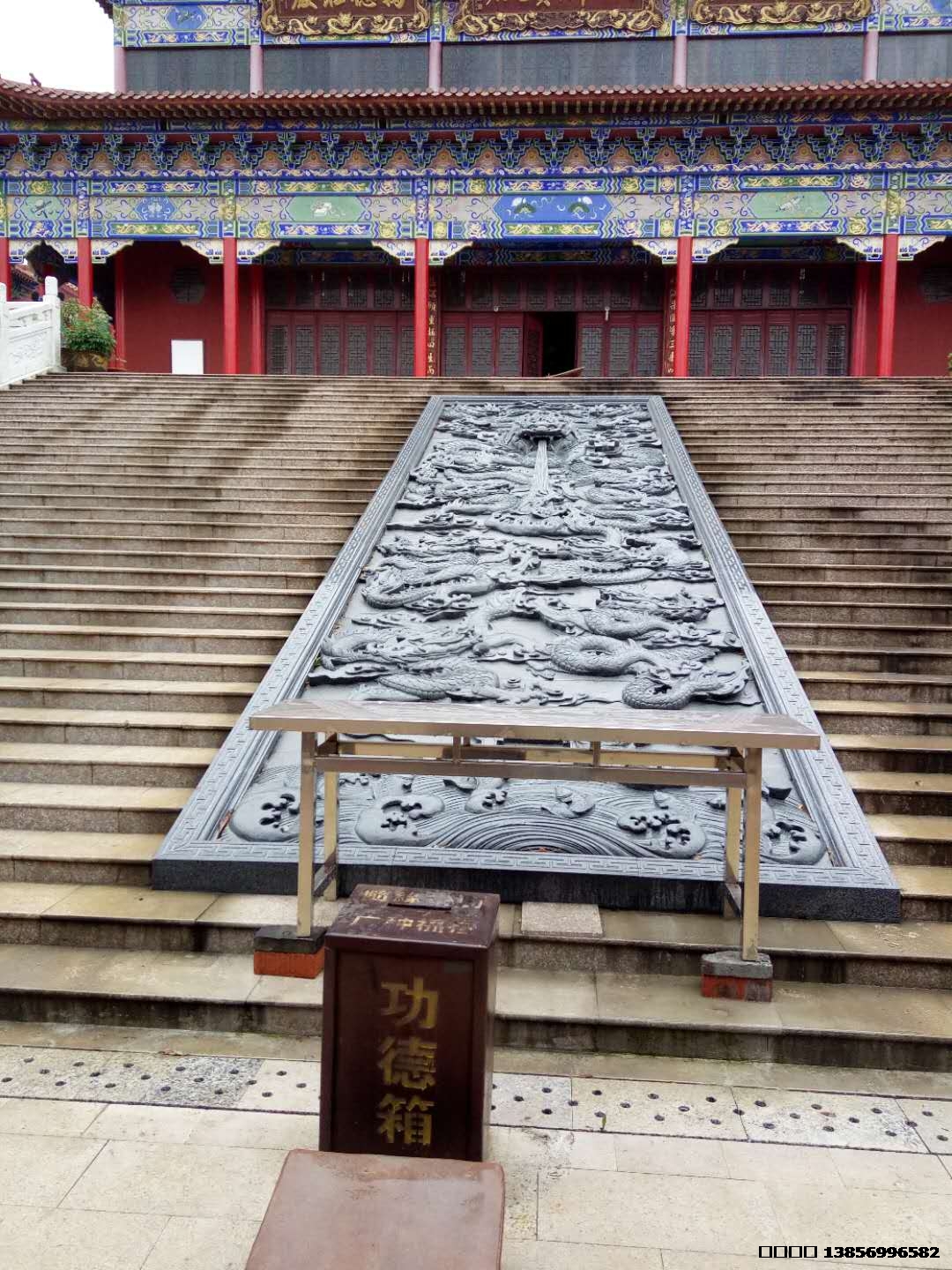 九龙壁雕刻，花岗岩芝麻黑材质，九龙壁浮雕立体感非常好，雕刻深度10公分，板材5公分厚，寺庙主持大师看了非常满意。不亏是专业雕刻20年的大师，连连称赞。2017制作，巢湖寺庙。