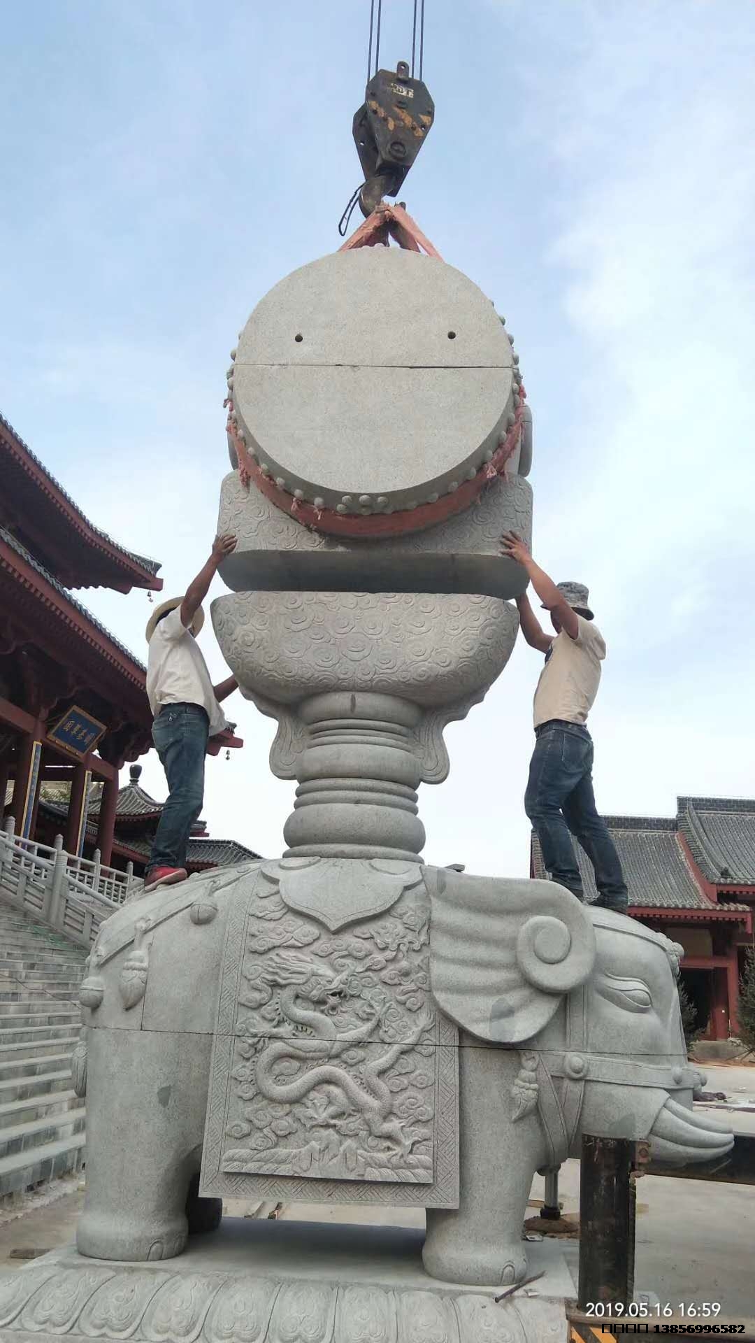 花岗岩大象雕刻，高度5米，大象本身寓意吉祥如意，招财进宝。背上又加上了大鼓，寓意天下太平，因为是5块拼接安装都有难度，安装好整体效果非常雄伟壮观大气。2019年5月制作。安装地点：九华山小庙。
