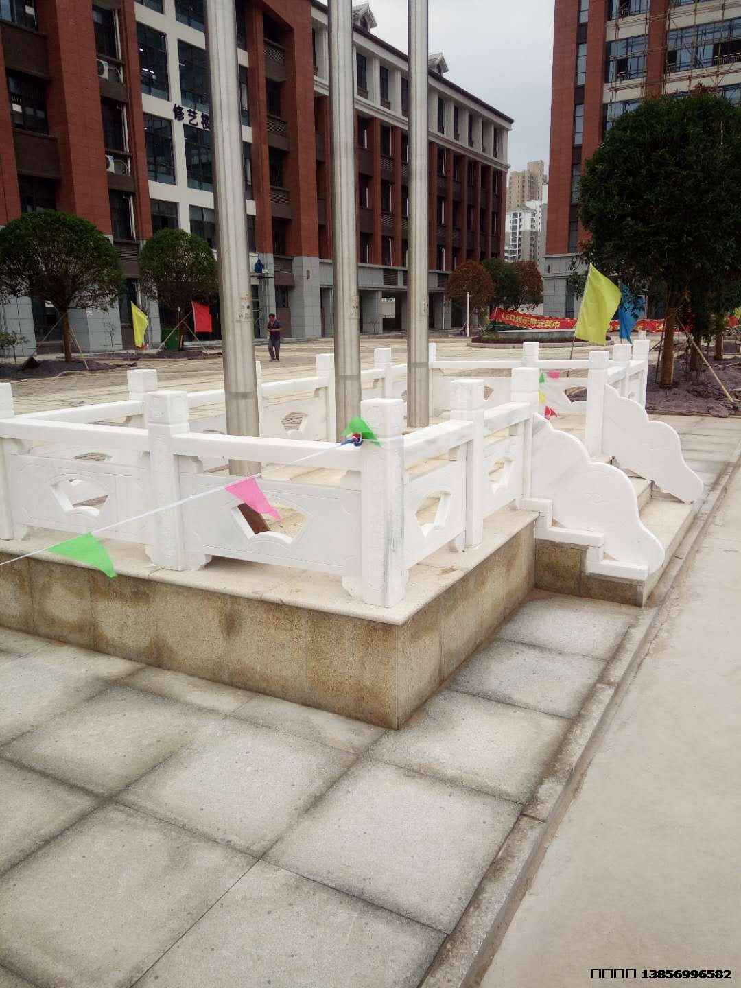 亳州市黉学学校雕塑，安徽亳州学校雕塑，汉白玉栏杆雕刻旗台，做工细致，漂亮大方，安装地址：亳州市黉学学校，2018年9月。.jpg