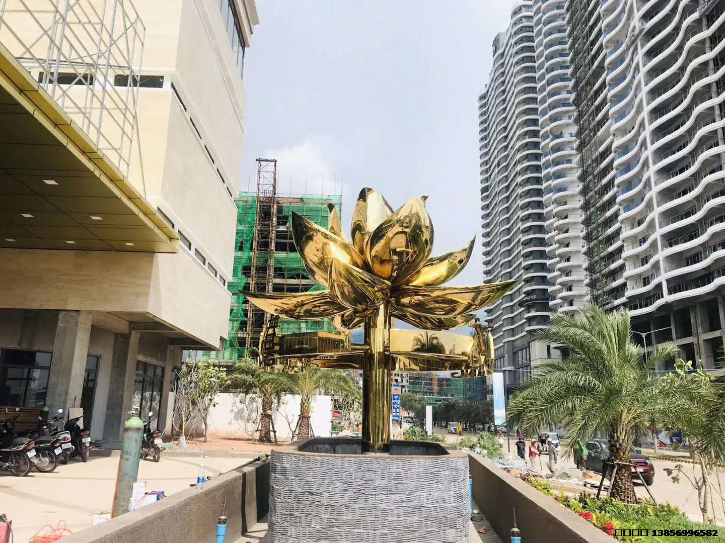 西哈努克大西港金花雕刻，高6米不锈钢铜板雕塑制作。非常美丽大方。从设计到完工历时2个月.jpg
