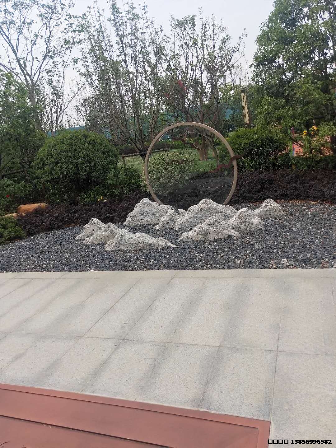 合肥不锈钢雕塑和泰山石结合雕塑，不锈钢上面几只大雁在翱翔，用力往前面山上飞，有花草树木，衬托的大雁跟真的一样，泰山石造型优美花纹漂亮。地点：合肥市包河区金隅.大成郡小区。2019年1月制作。