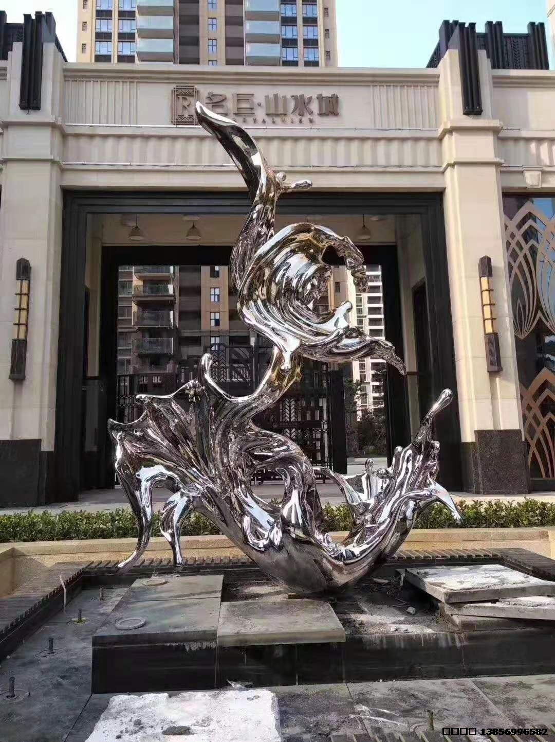 不锈钢雕塑（浪花），这个雕塑设计的时候非常复杂，改了好多次整体效果才体现出了，业主看后非常满意，摆在小区正门口水池里面，非常漂亮，有静有动，完美无瑕。地址合肥市名巨 山水城，2018年8月。